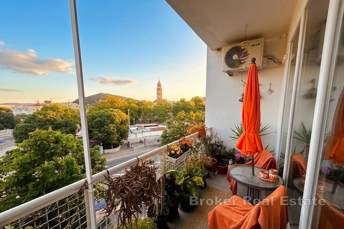 Appartamento con tre camere da letto e vista mare