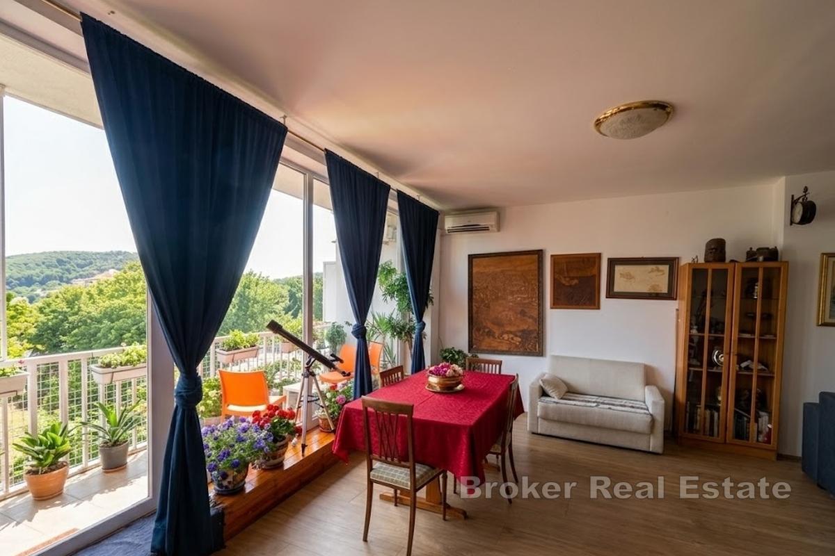 Appartamento con tre camere da letto e vista mare