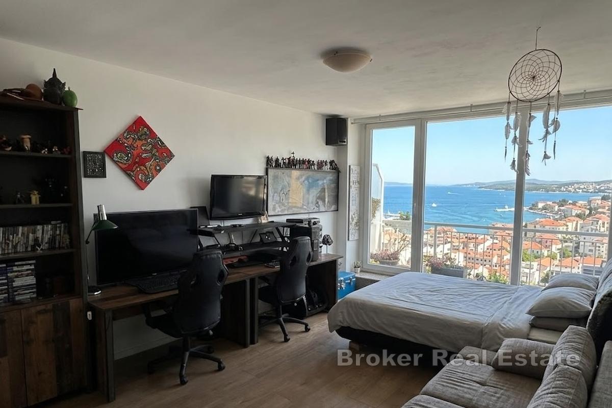 Appartamento con tre camere da letto e vista mare