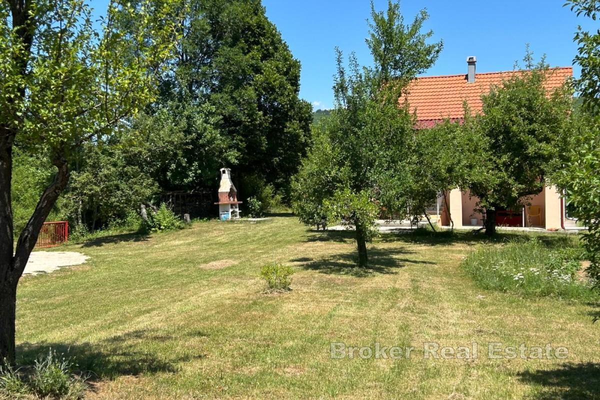 Dům na venkově s velkou zahradou