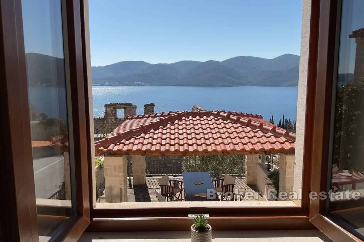 Dvojna kamena kuća s panoramskim pogledom na more