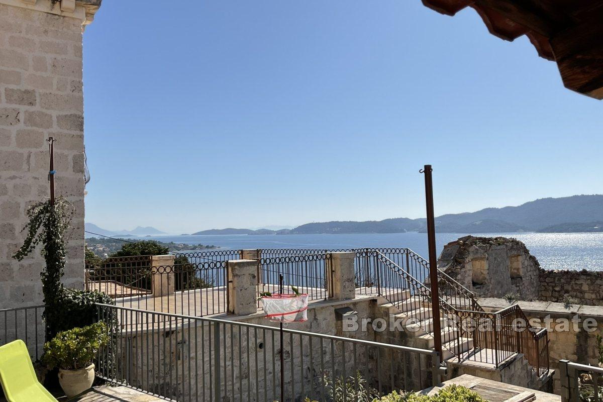 Dvojna kamena kuća s panoramskim pogledom na more
