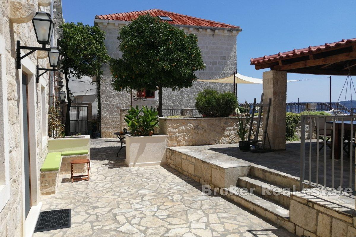 Dvojna kamena kuća s panoramskim pogledom na more