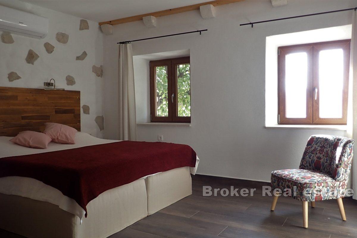 Casa bifamiliare in pietra con vista panoramica sul mare