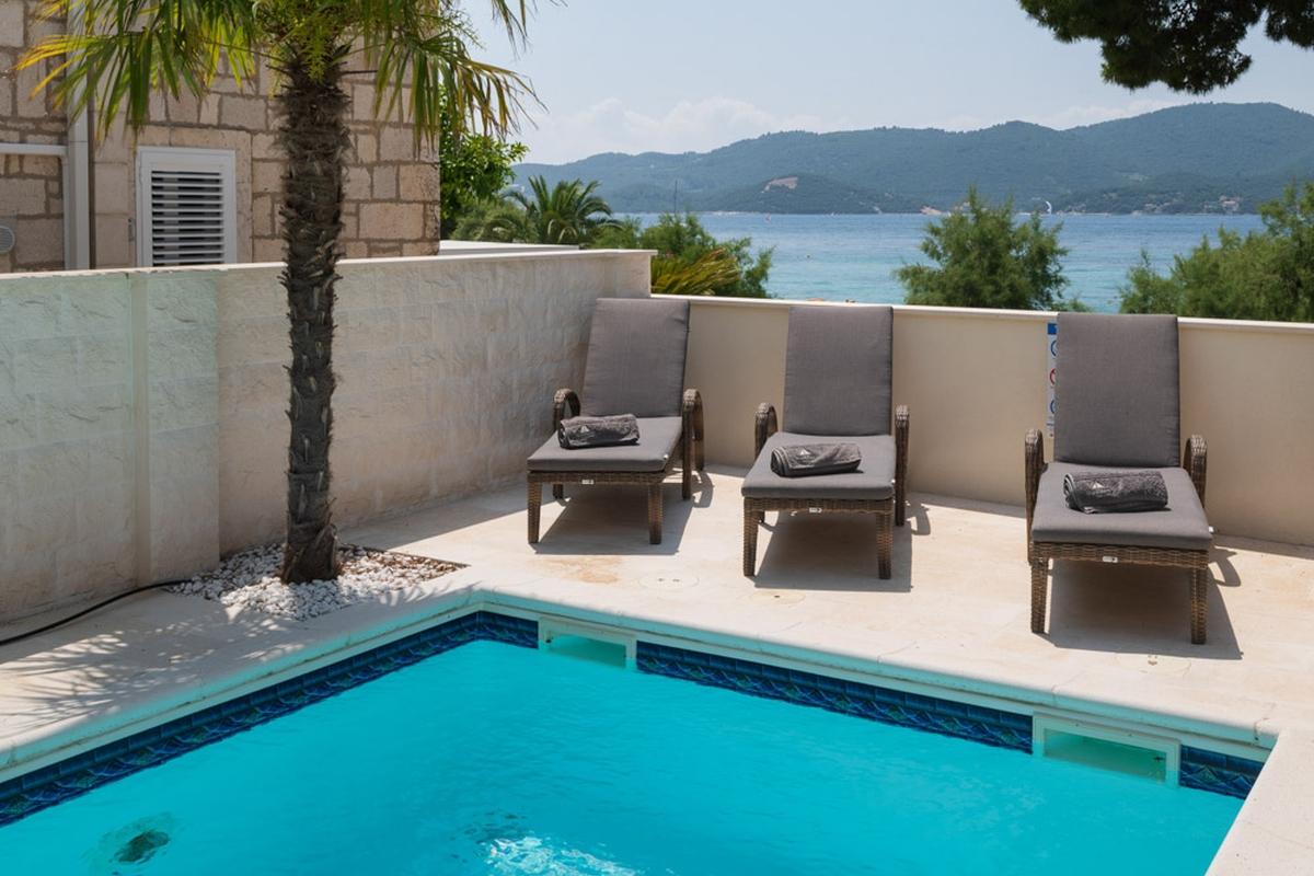 001-2052-148-Peljesac-Villa-in-the-first-row-to-the-sea-for-sale