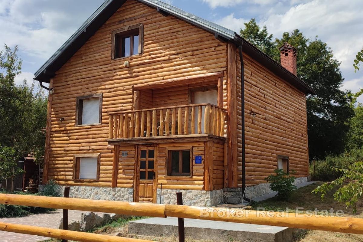 Красивый дом с участком земли