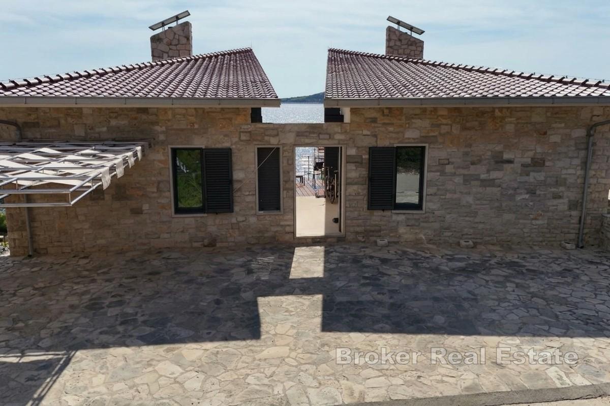 Vila v první řadě u moře