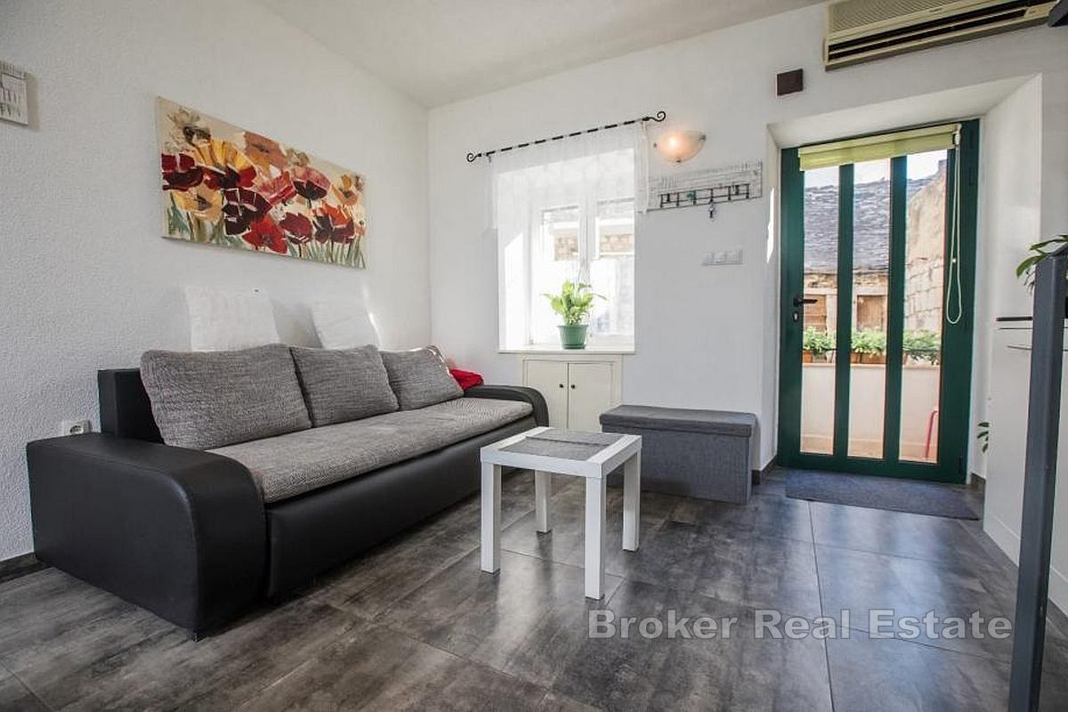 Steinhaus mit Meerblick