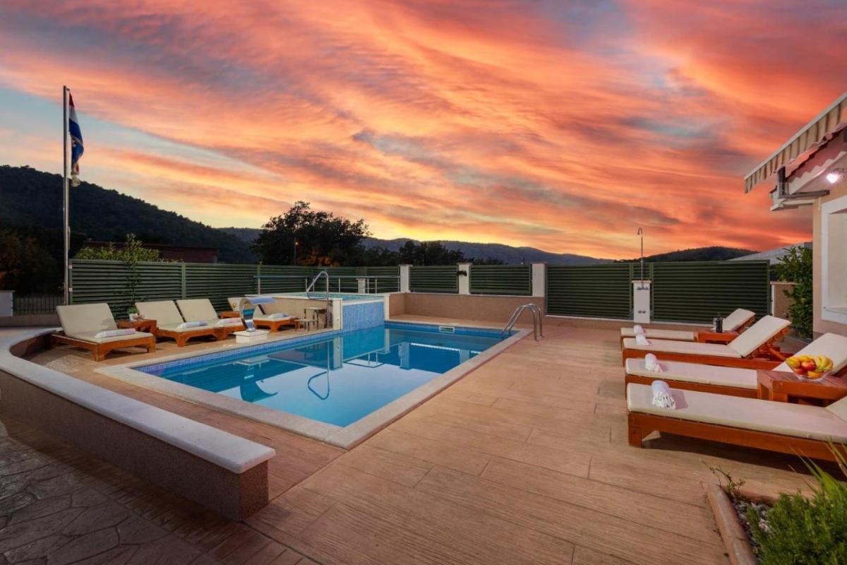 001-2052-19-Split-area-Spacious-villa-with-a-pool-for-sale