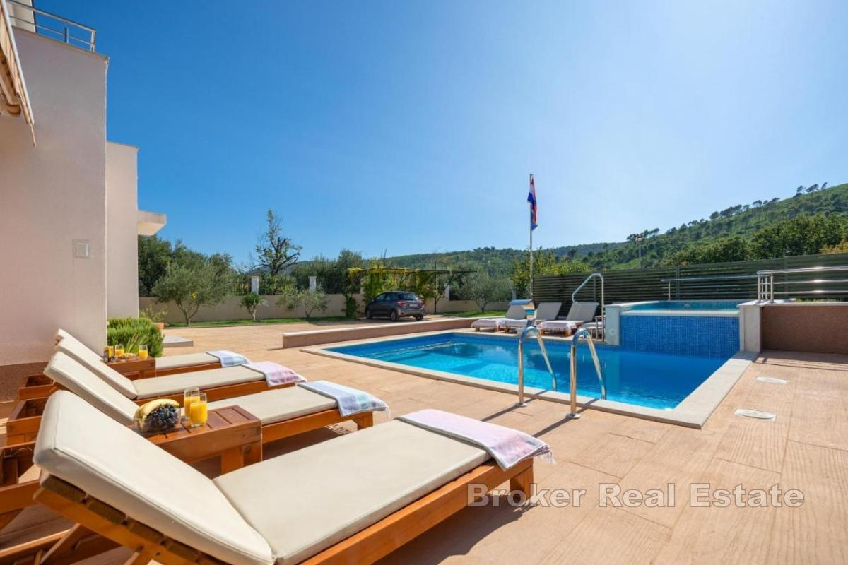 Просторная вилла с бассейном на лоне природы