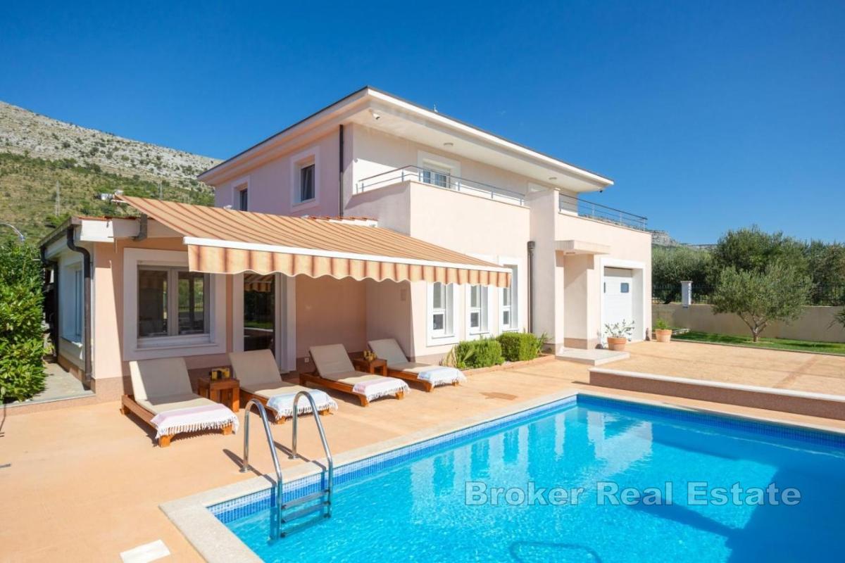 Просторная вилла с бассейном на лоне природы