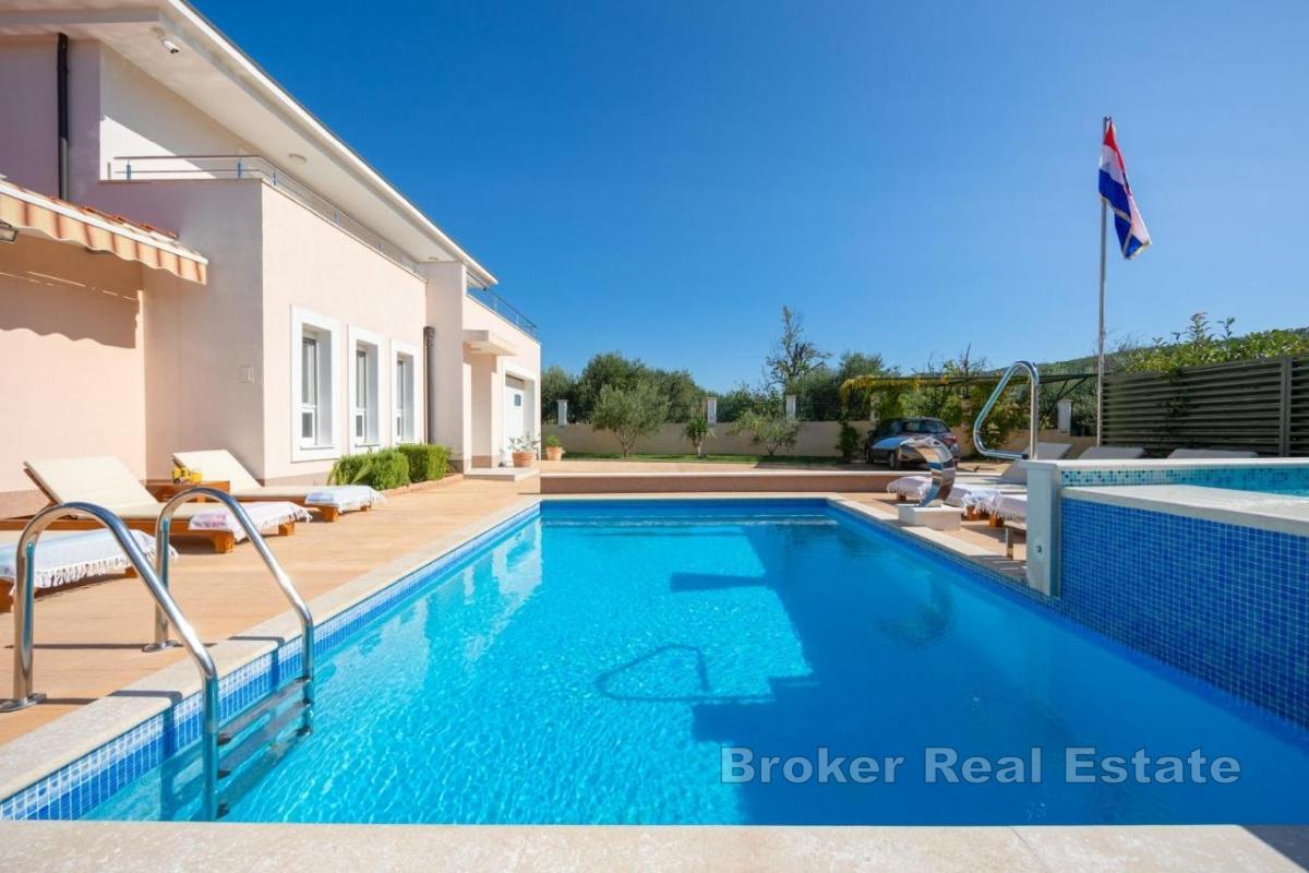 Przestronna willa z basenem w otoczeniu natury