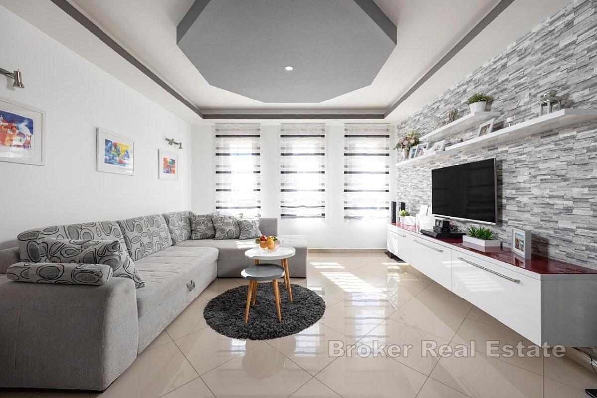 Просторная вилла с бассейном на лоне природы