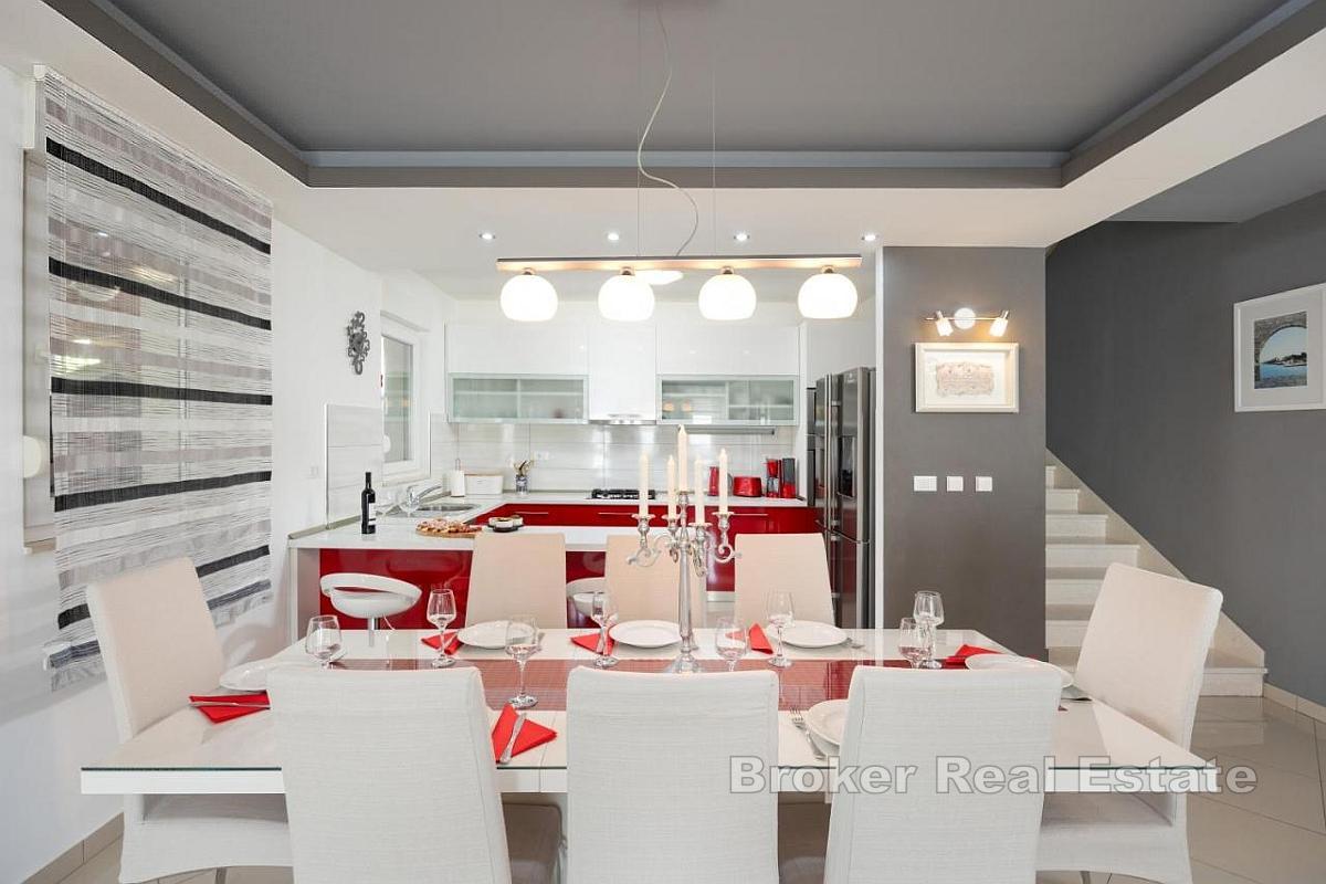 Просторная вилла с бассейном на лоне природы