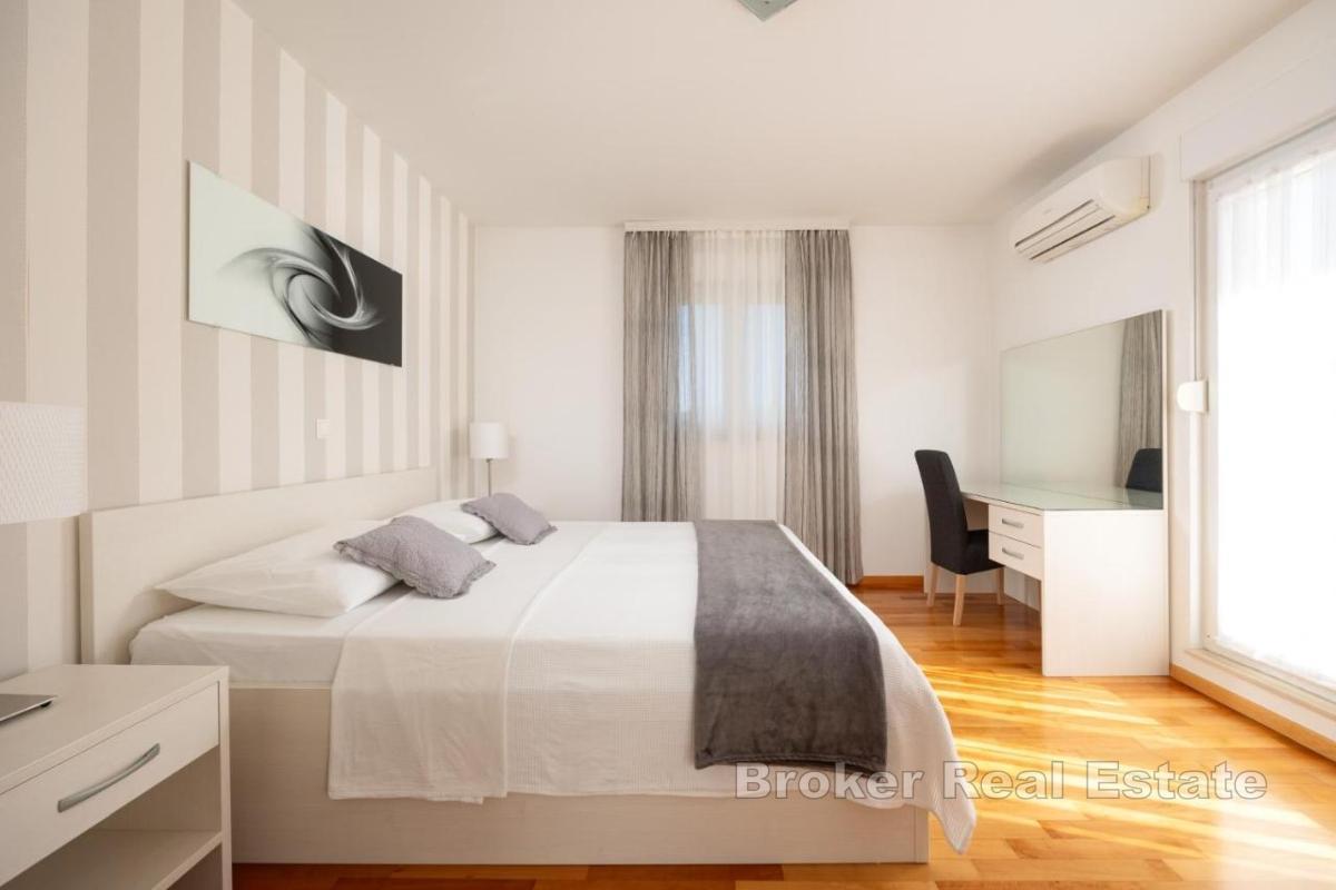 Przestronna willa z basenem w otoczeniu natury