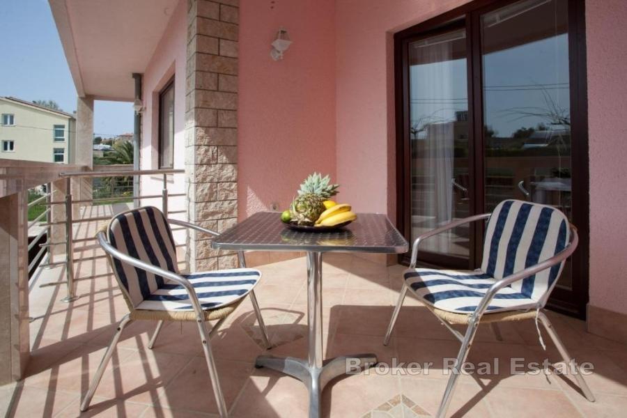 Lägenhetshus med havsutsikt