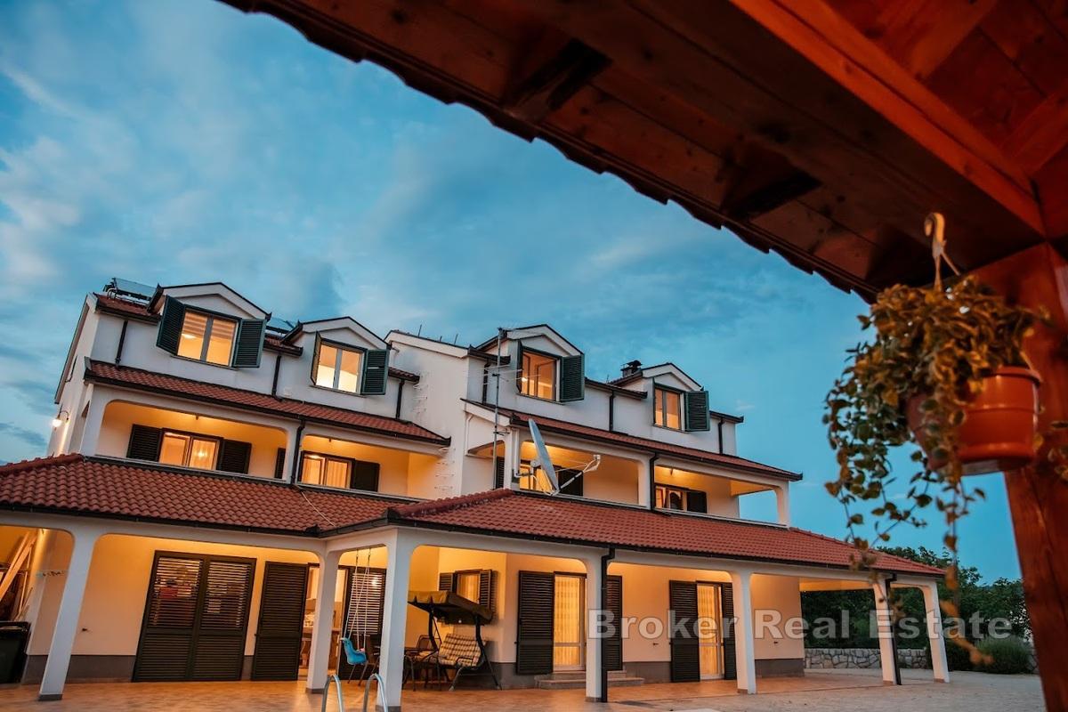 Villa s apartmanima i predivnom okućnicom