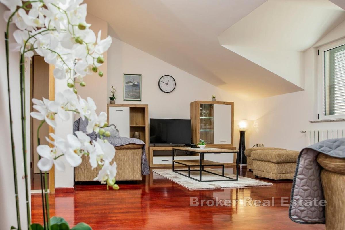 Villa avec appartements et un beau jardin