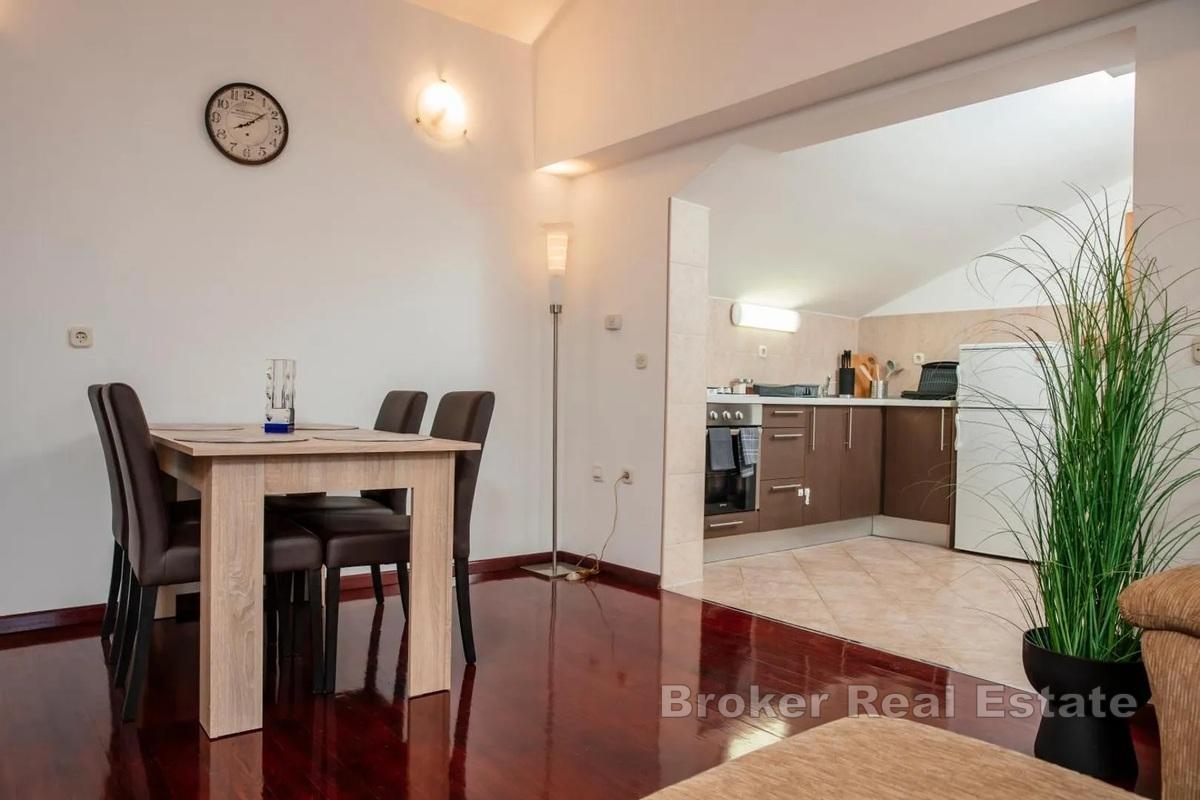 Villa avec appartements et un beau jardin