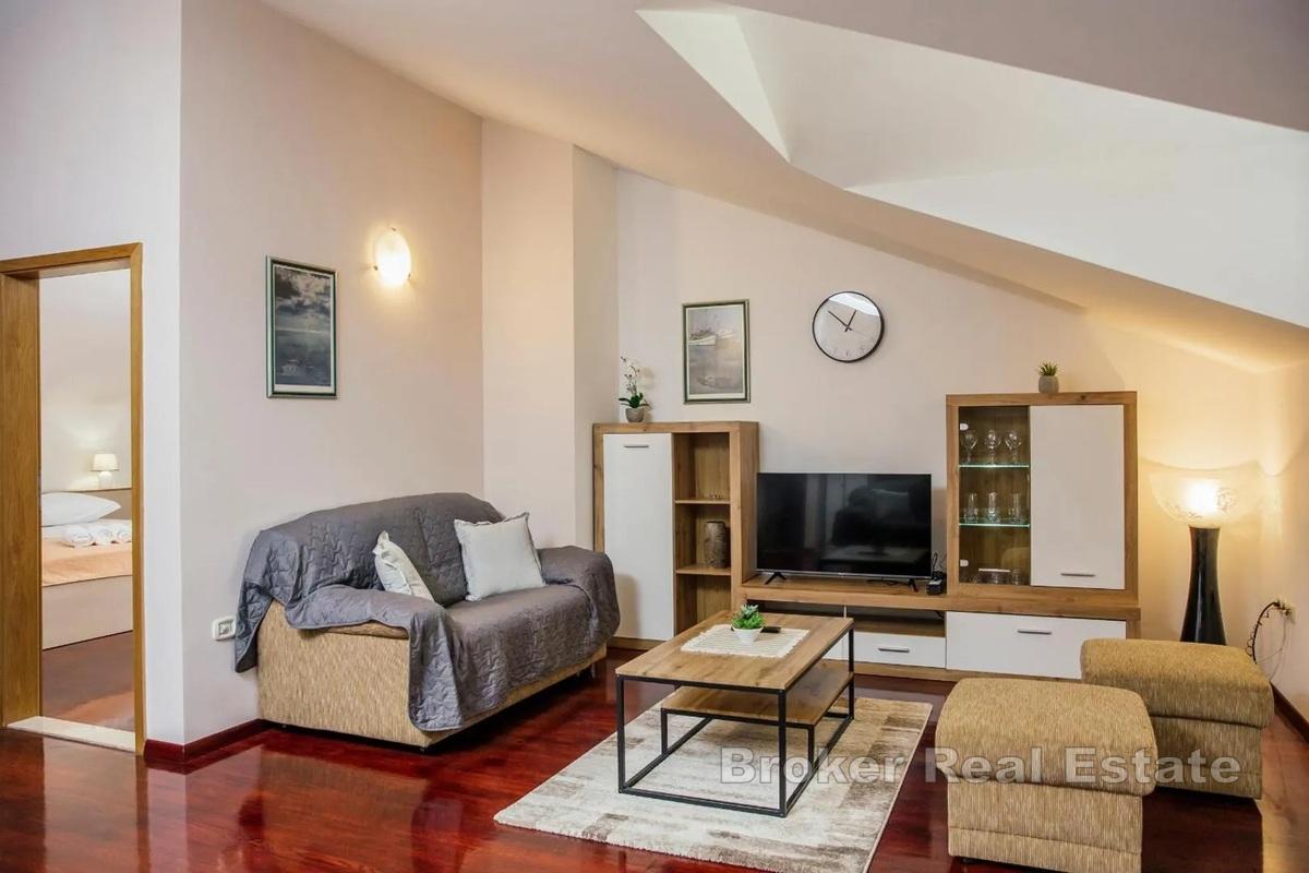 Villa avec appartements et un beau jardin