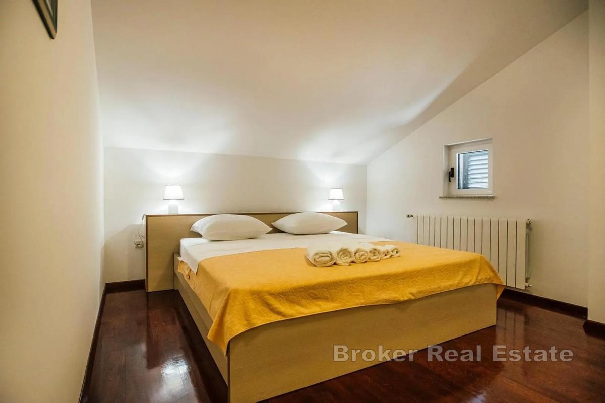 Villa s apartmanima i predivnom okućnicom