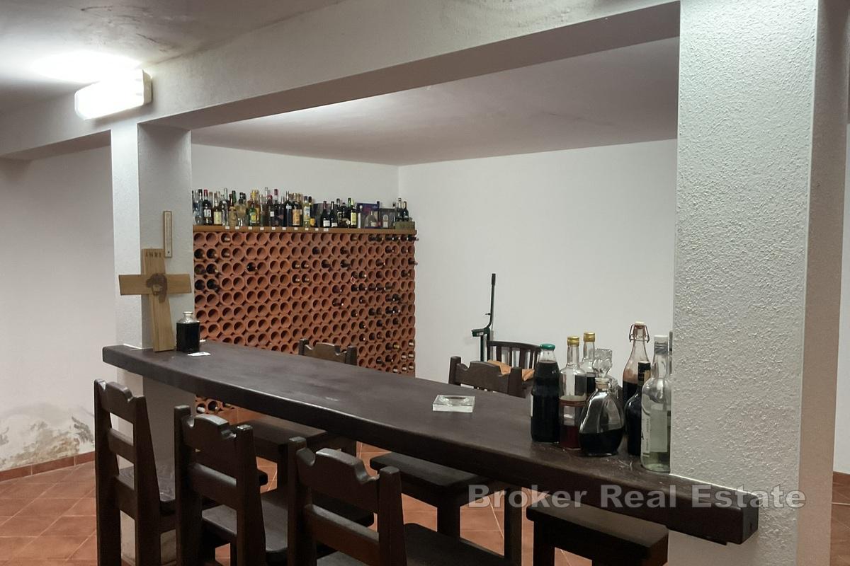 Villa s apartmanima i predivnom okućnicom