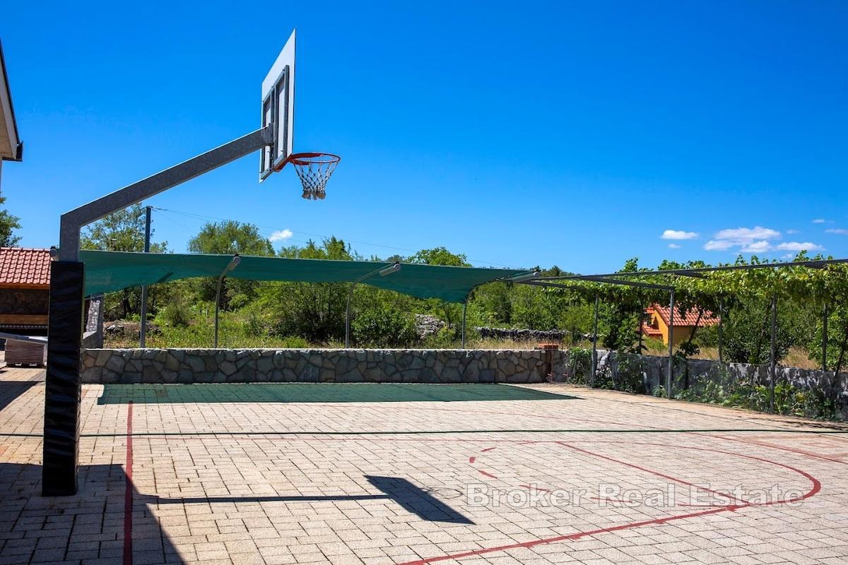 Villa s apartmanima i predivnom okućnicom