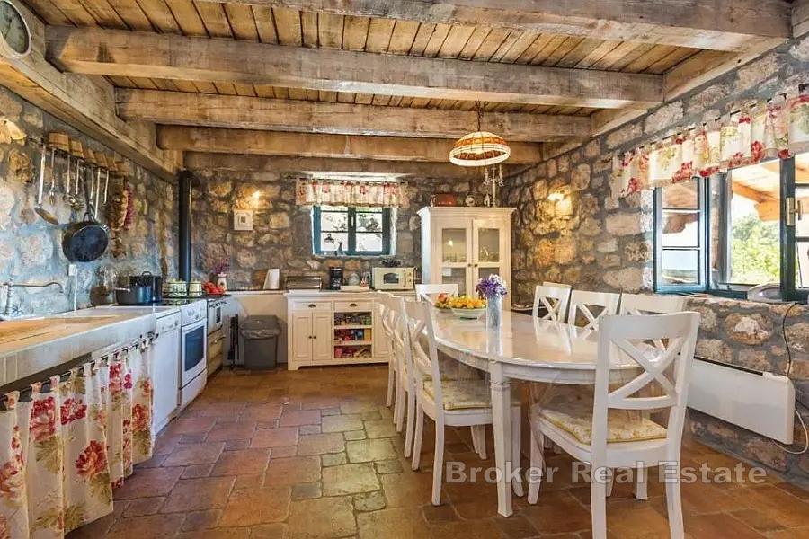 Hus med svømmebasseng i full natur