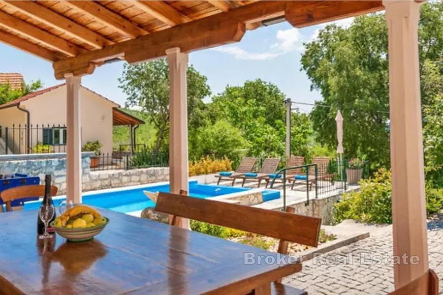 Hus med svømmebasseng i full natur