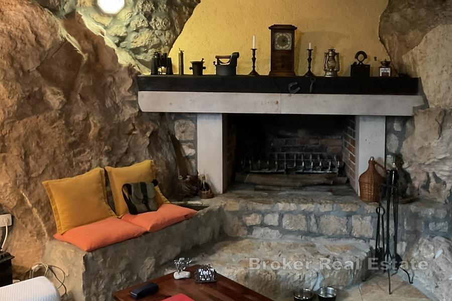 Hus med svømmebasseng i full natur