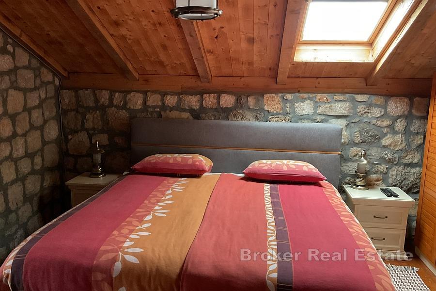 Hus med svømmebasseng i full natur