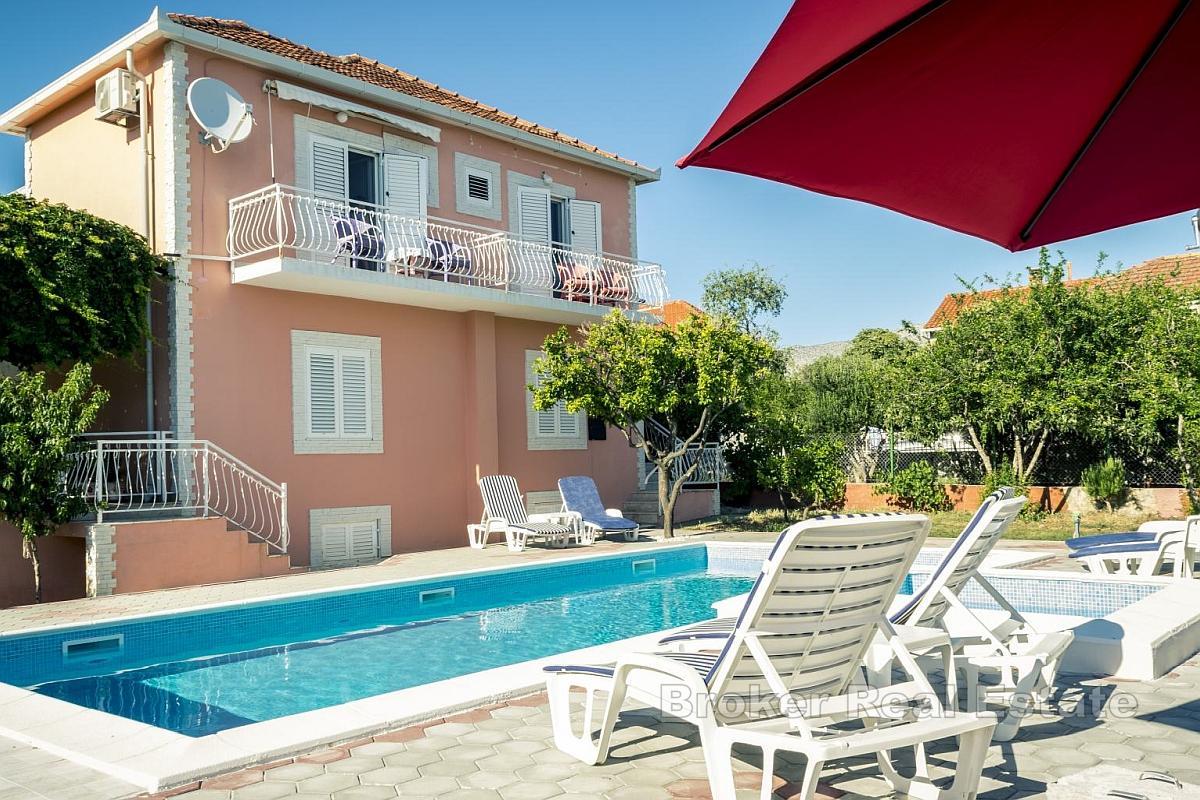 Fristående hus med pool och havsutsikt