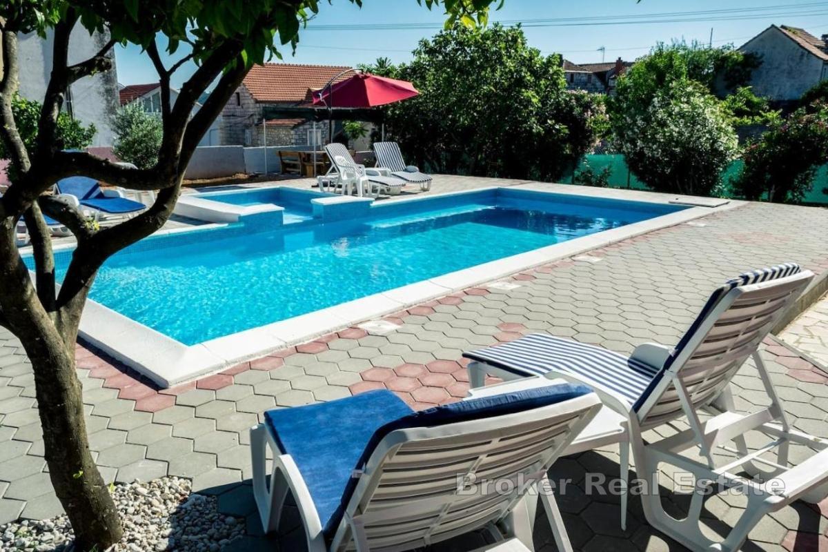 Fristående hus med pool och havsutsikt
