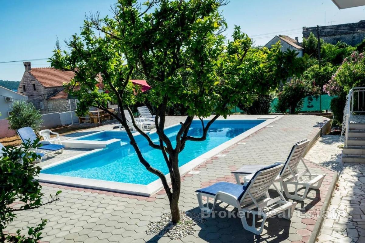 Fristående hus med pool och havsutsikt