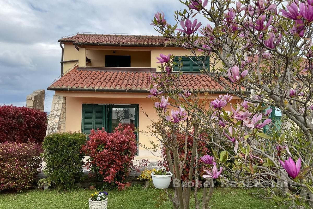 Dom rodzinny otoczony naturą