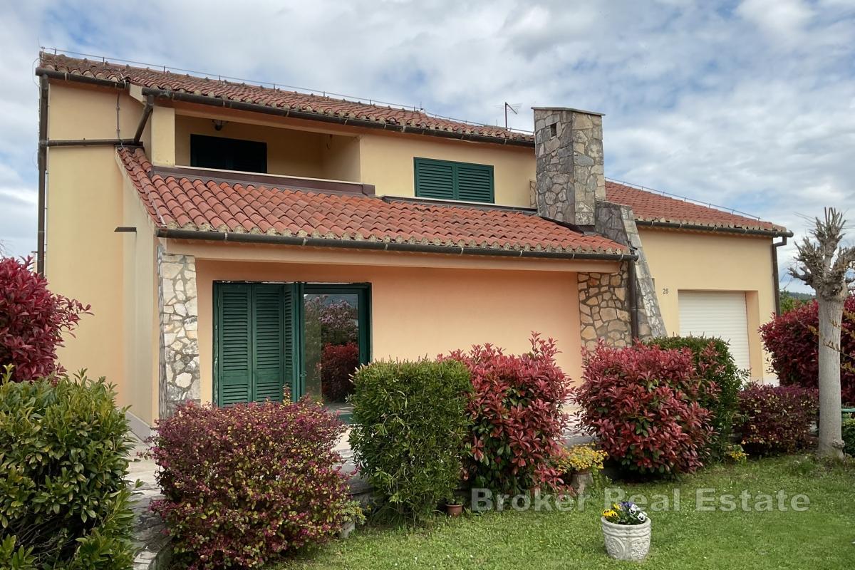 Obiteljska kuća okružena prirodom