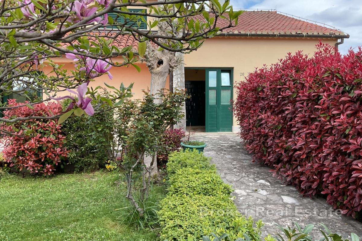 Obiteljska kuća okružena prirodom