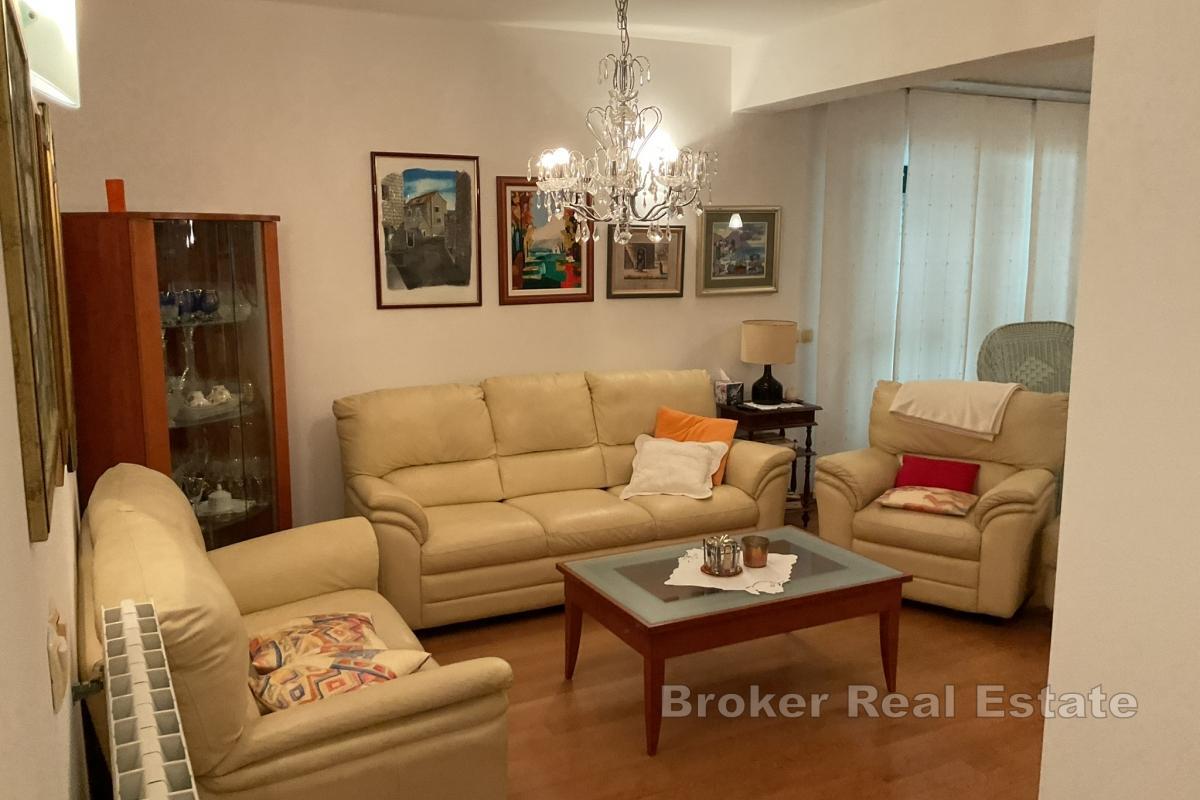 Dom rodzinny otoczony naturą