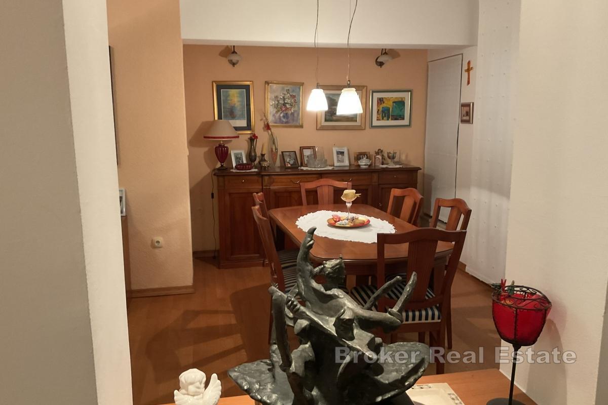 Dom rodzinny otoczony naturą