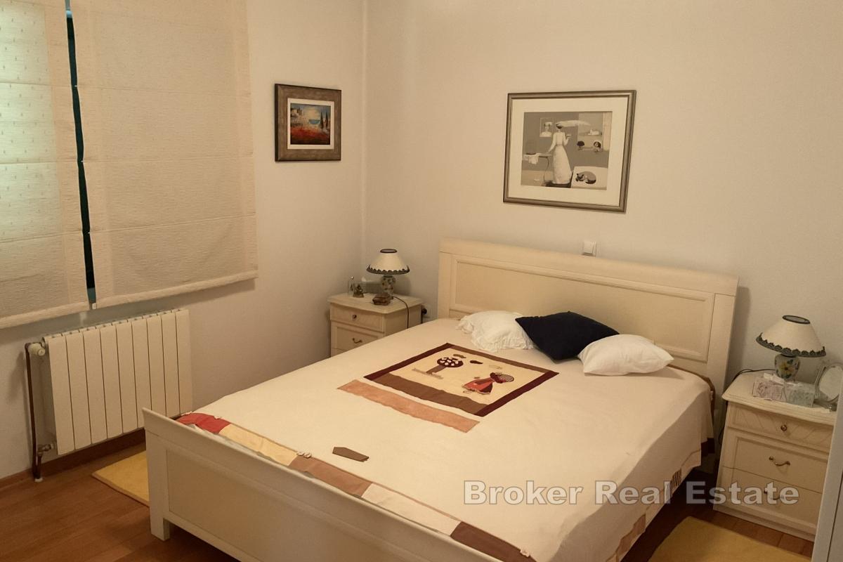 Obiteljska kuća okružena prirodom