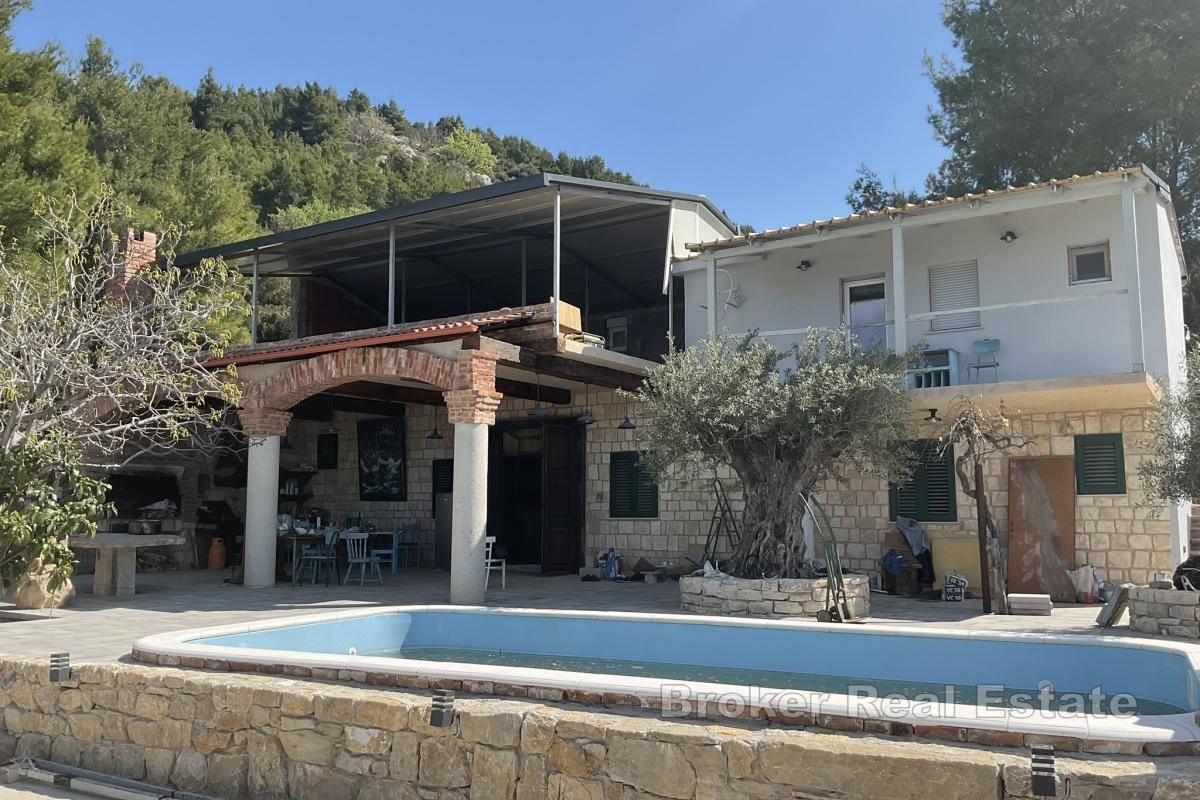 Maison en pierre avec vue dégagée sur la mer