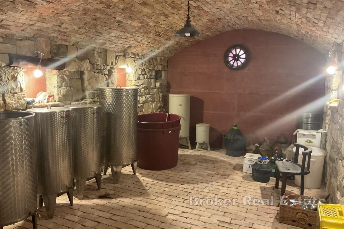 Maison en pierre avec vue dégagée sur la mer