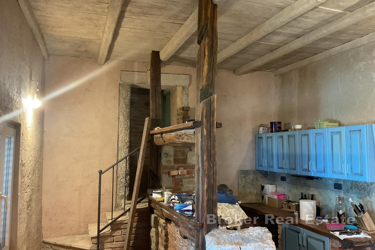 Steinhaus mit offenem Meerblick