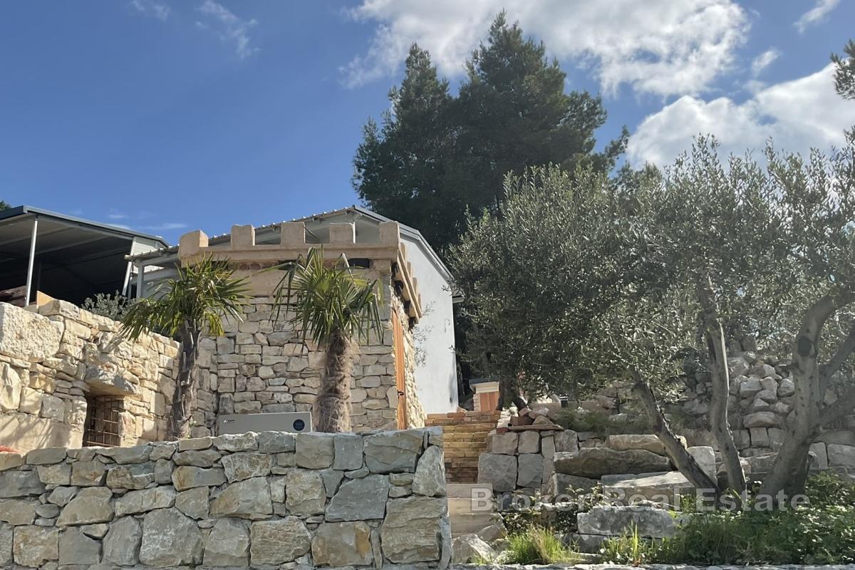 Maison en pierre avec vue dégagée sur la mer
