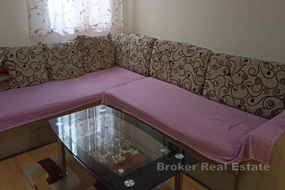 Charmigt familjehus i den historiska stadskärnan, bara 50 meter från havet – till salu