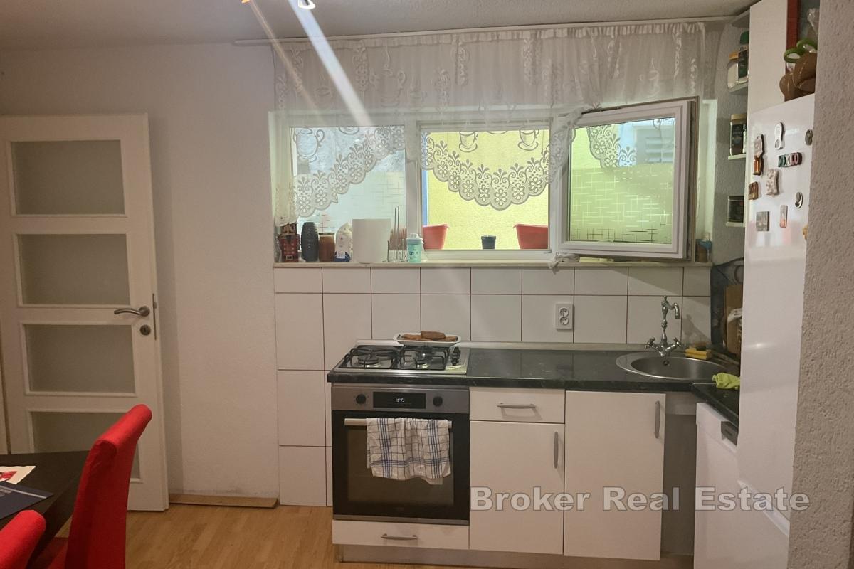 Charmigt familjehus i den historiska stadskärnan, bara 50 meter från havet – till salu