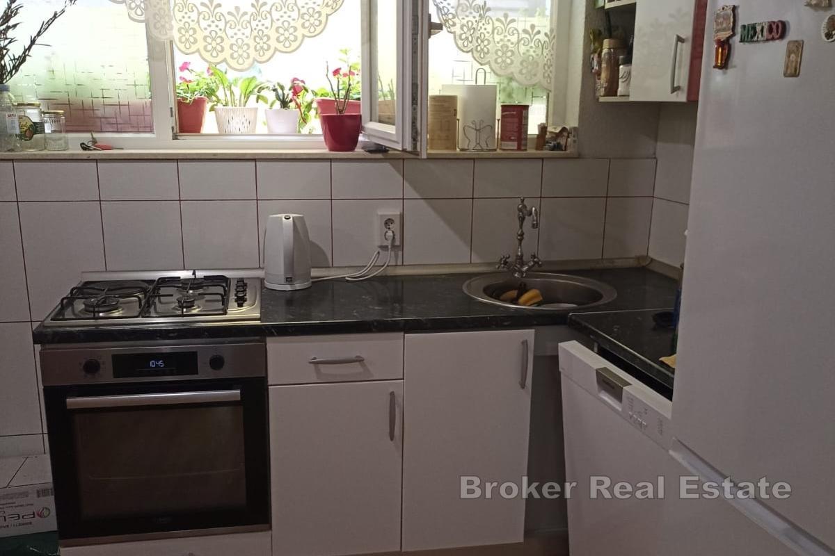 Charmigt familjehus i den historiska stadskärnan, bara 50 meter från havet – till salu