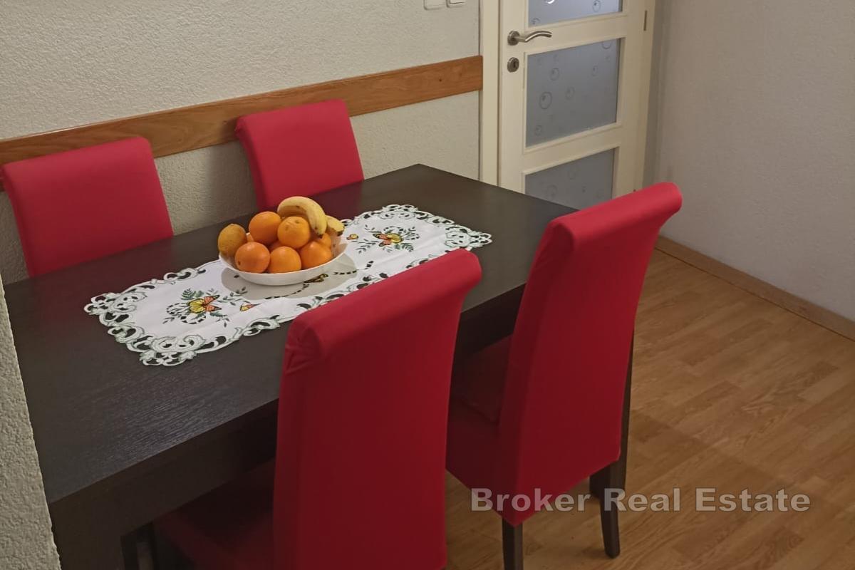 Charmigt familjehus i den historiska stadskärnan, bara 50 meter från havet – till salu