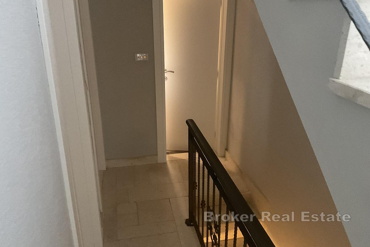 Charmigt familjehus i den historiska stadskärnan, bara 50 meter från havet – till salu