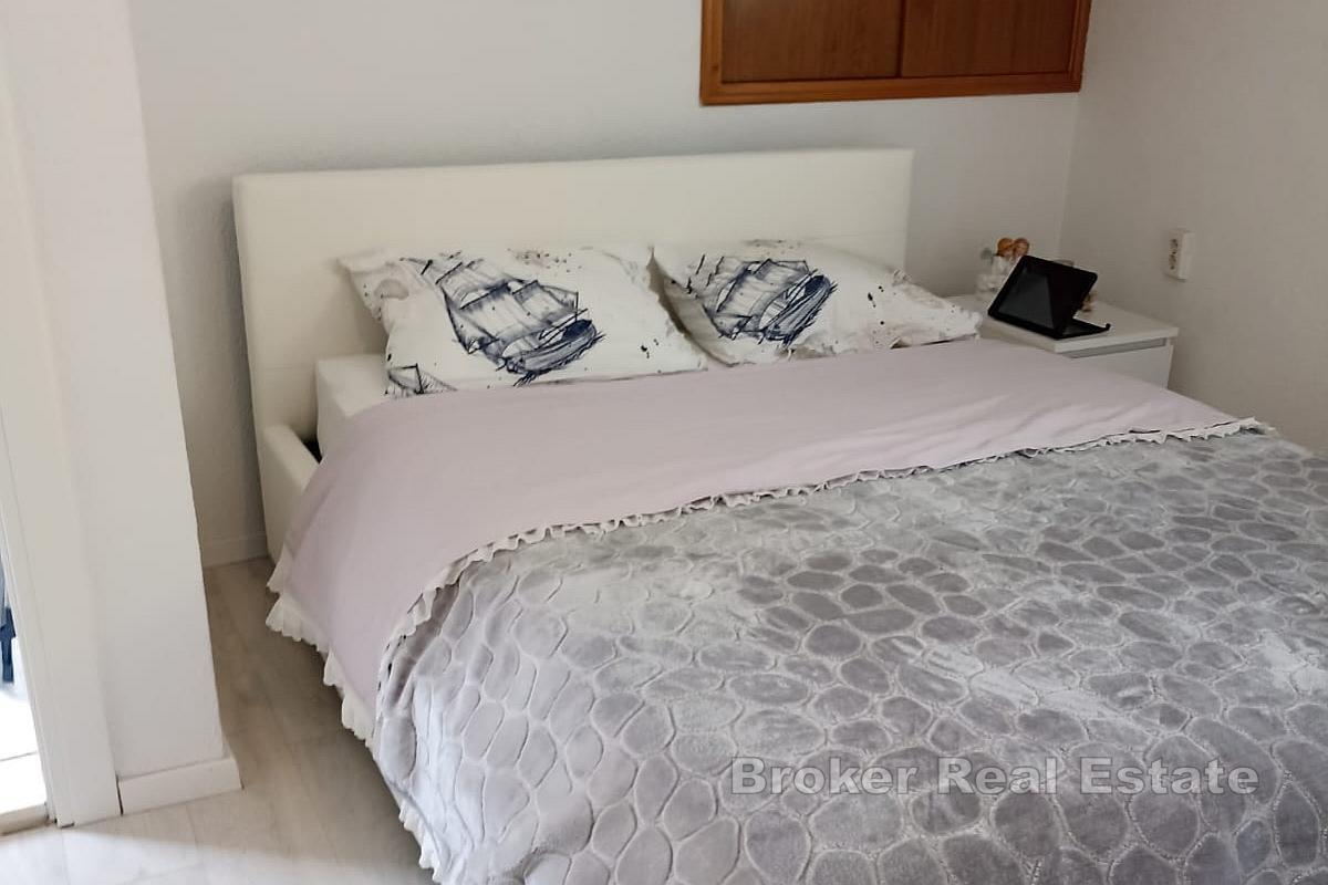 Charmigt familjehus i den historiska stadskärnan, bara 50 meter från havet – till salu